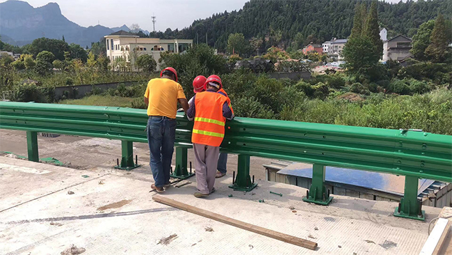 遂宁高速公路护栏板的维护确保道路安全的关键环节